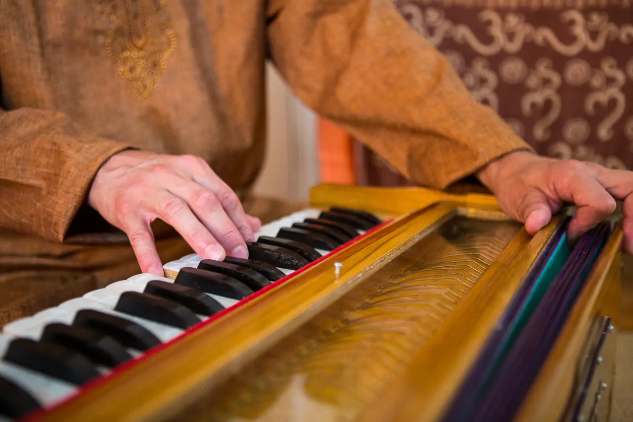 Harmonium_teaching
